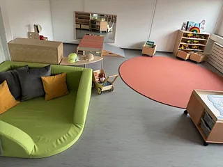 Kinderzimmer mit Lern- und Spielbereichen.